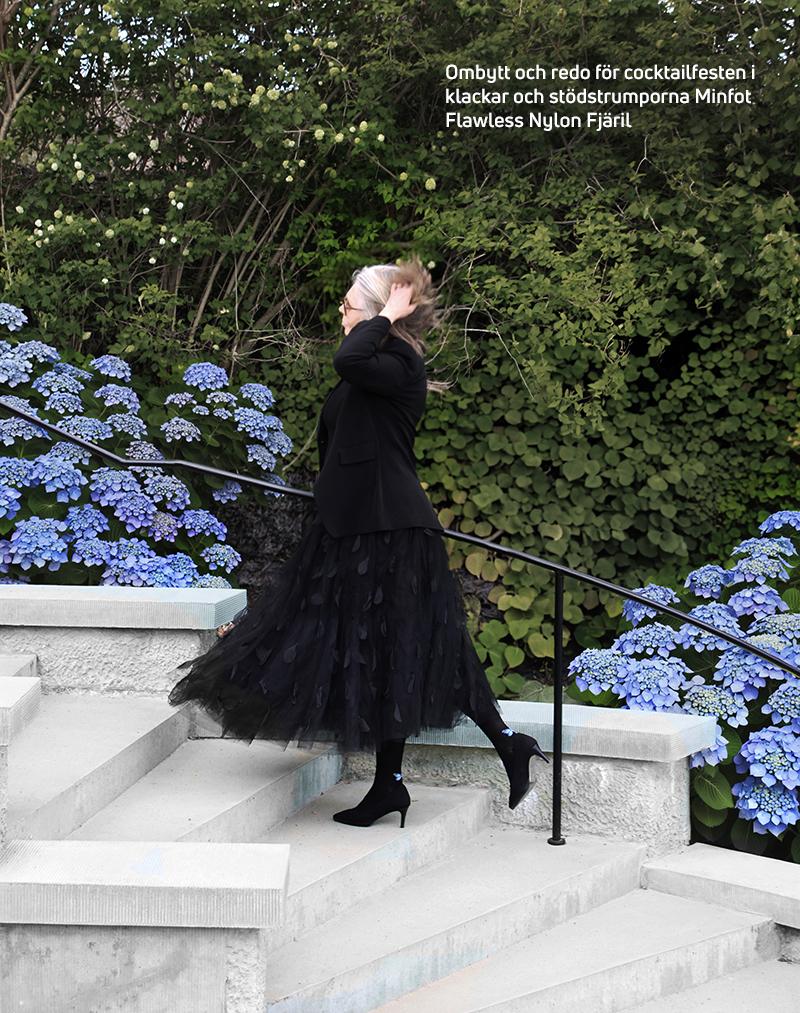 Kajsa bär våra nylonstödstrumpor med en vacker dekorativ fjäril. Perfekt till hennes statement-outfit