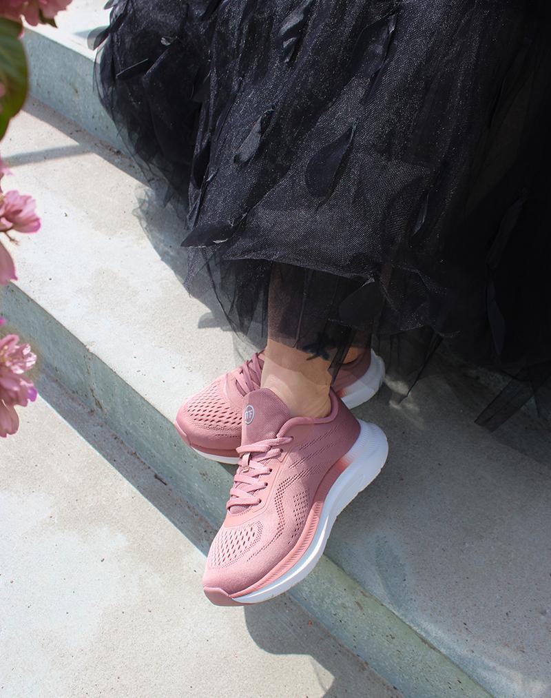 Dessa rosa sneakers blir en riktig färgklick som passar perfekt till den svarta tyllkjolen
