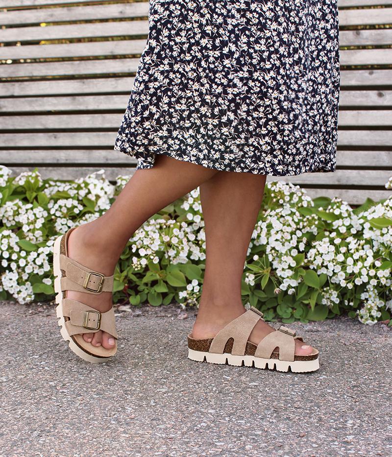 Våra bekväma Upstep-sandaler i den beiga färgen taupe