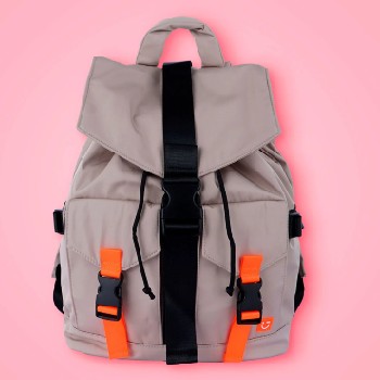  Descripción del producto Miniso tiene para ti esta increíble mochila de estilo casual ¡Perfecta para toda ocasión! Te otorga un lindo diseño en tonalidad café con acabado liso, asa suave, compartimento principal con cierre, bolsillo al frente y doble correa ajustable en parte posterior ¡Te otorga un diseño que se adaptara a todo tipo de estilos! Confeccionada en poliéster de alta resistencia con forro interior ¡Es ligera y fácil de llevar! Ideal para todo tipo de actividades, llévala a la escuela, el trabajo, viajes, para irte de compras y de uso diario ¡Es perfecta para cualquier ocasión! Tamaño 39x41 cm ¡Lleva los objetos que desees gracias a su practico tamaño! Esta mochila será un elemento imprescindible en tu guardarropa gracias a su diseño, practicidad y tamaño ¡Se ajustara fácilmente a todo tipo de ocasiones! Detalles del producto:  ColorCafé Medidas39x41 cm Comentarios ☆ ☆ ☆ ☆ ☆ 0 Calificación promedio (0 comentarios) 5 estrellas 0% 4 estrellas 0% 3 estrellas 0% 2 estrellas 0% 1 estrella 0% Escribe un comentario Más reciente  Más reciente Todos  Todos No hay comentarios. Mochila Casual