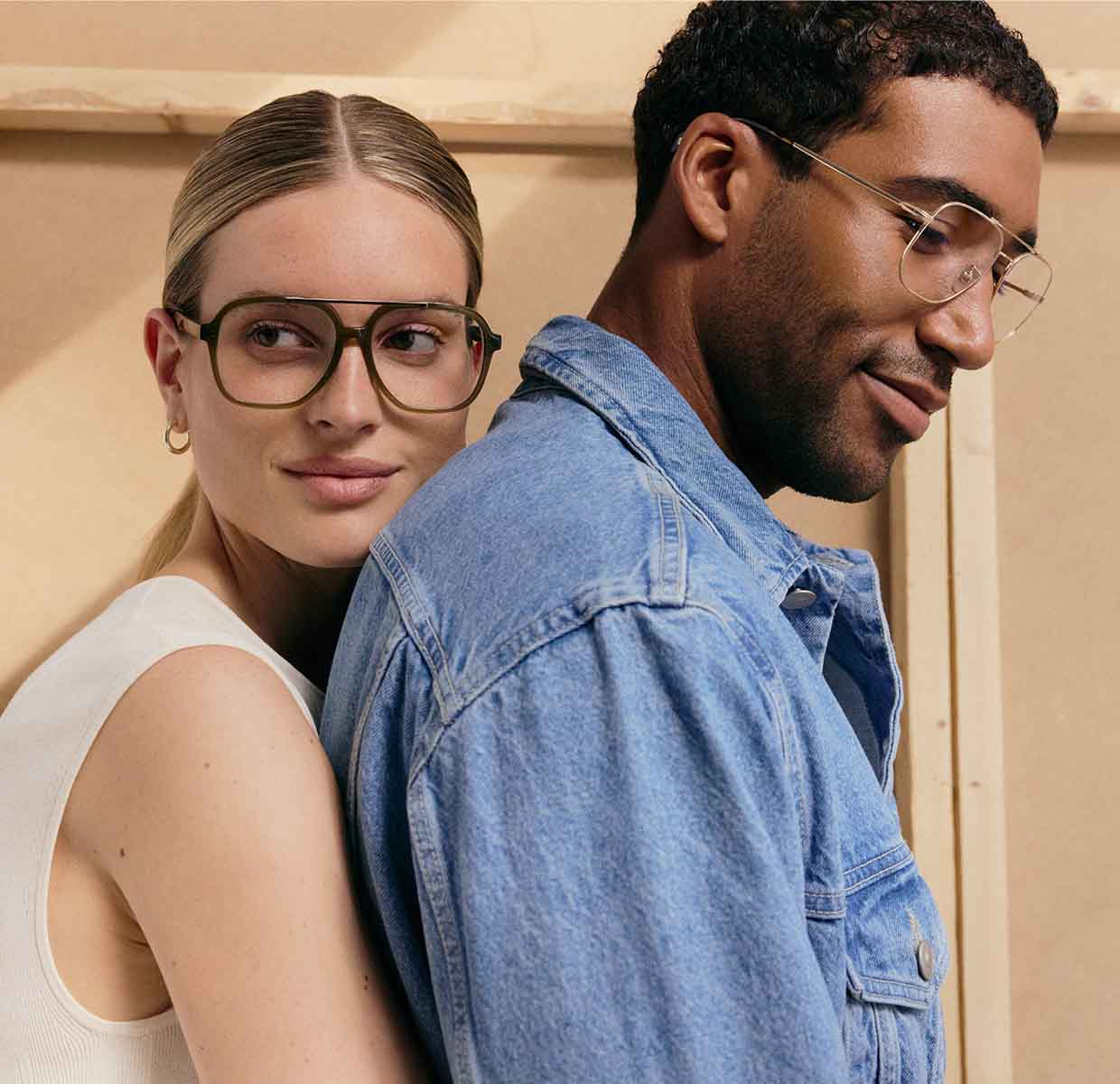 Eine Mann und eine Frau freuen sich