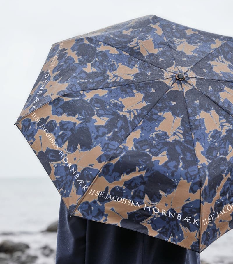 Ilse Jacobsen dame med paraply og logo