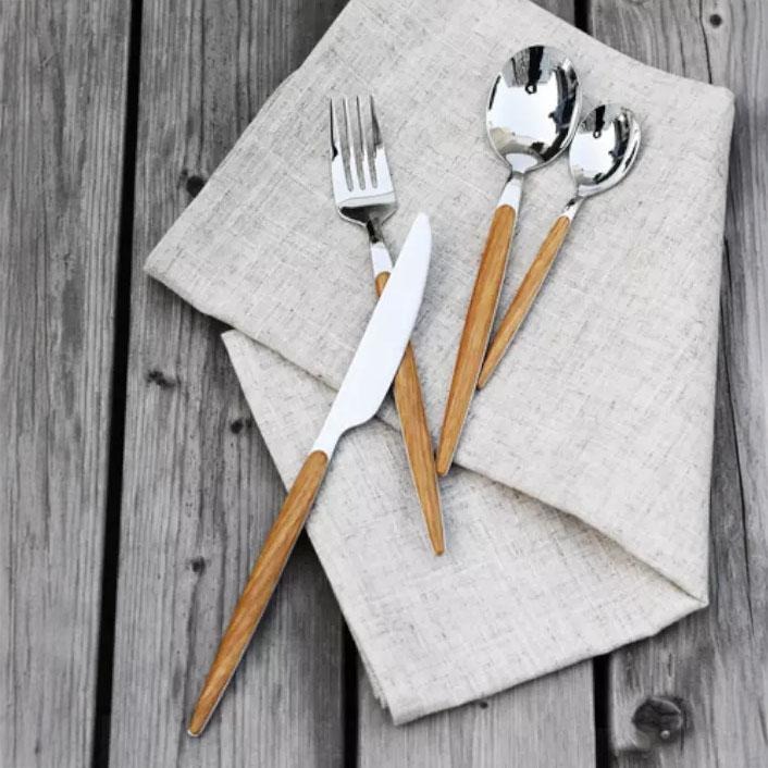 Bestikksett i eik-imitasjon