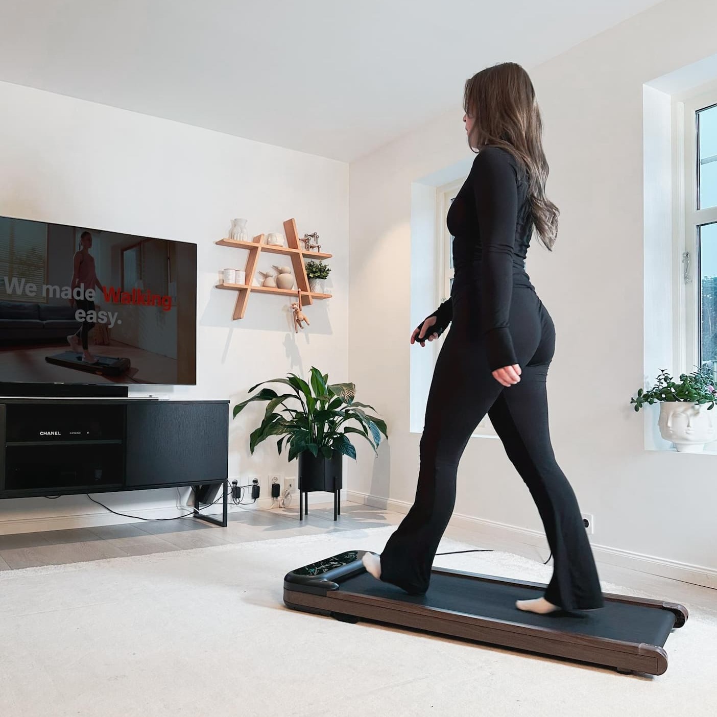 Dame som går på Urevo SpaceWalk E4W