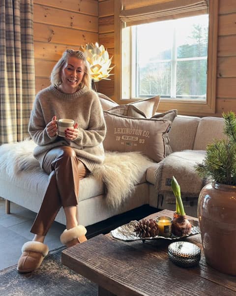 Casachicks sitter i sofa