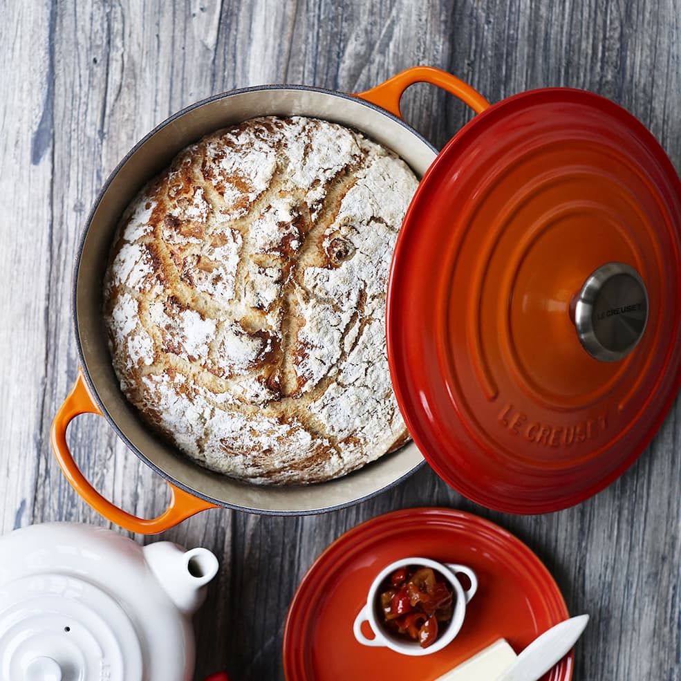 Le Creuset oransje gryte med grytebrød oppi