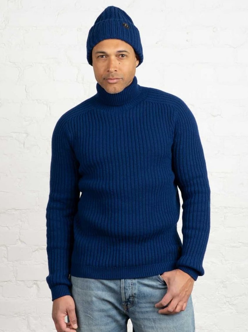 Hehku merinoneule, syvän sininen. Valmistettu Suomessa.