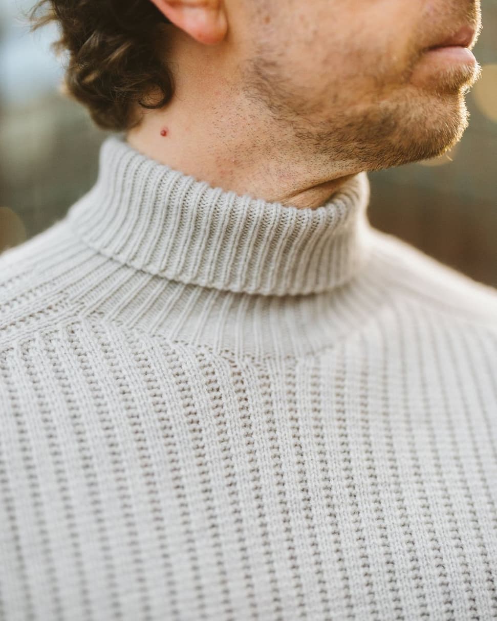 Hehku merinoneule, puuronharmaa. Valmistettu Suomessa.