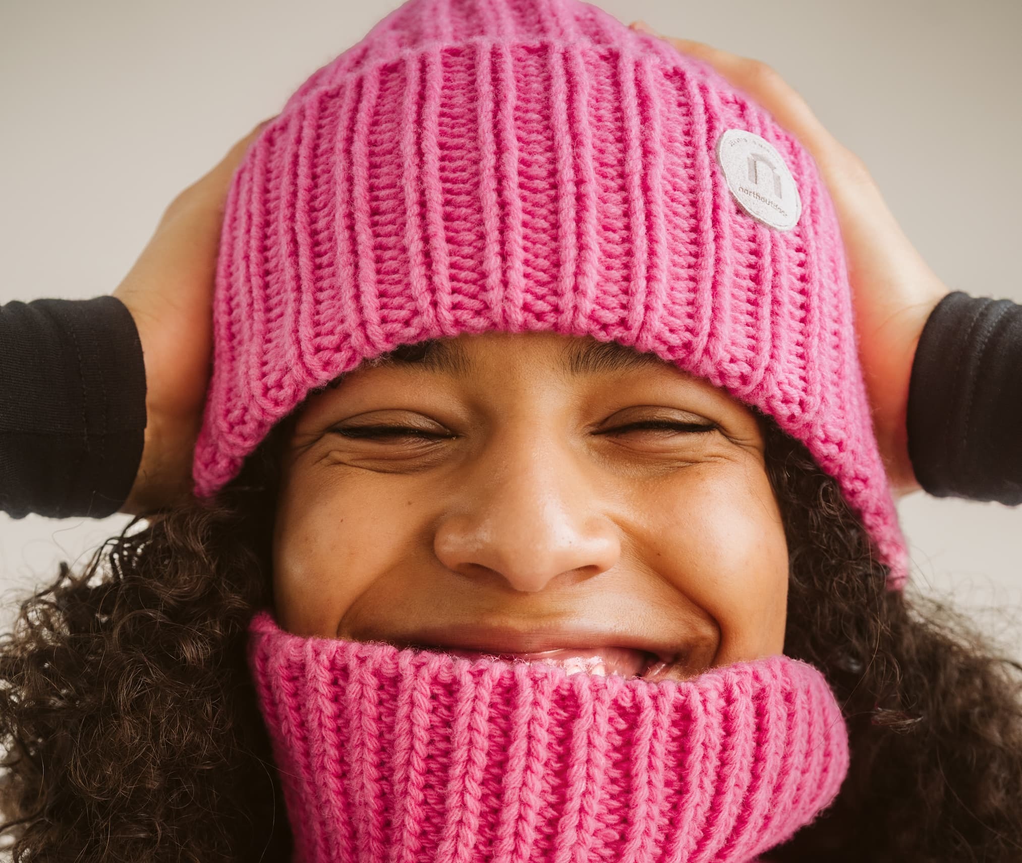 Kaisla merinovillapipo, pioninpunainen. Valmistettu Suomessa.