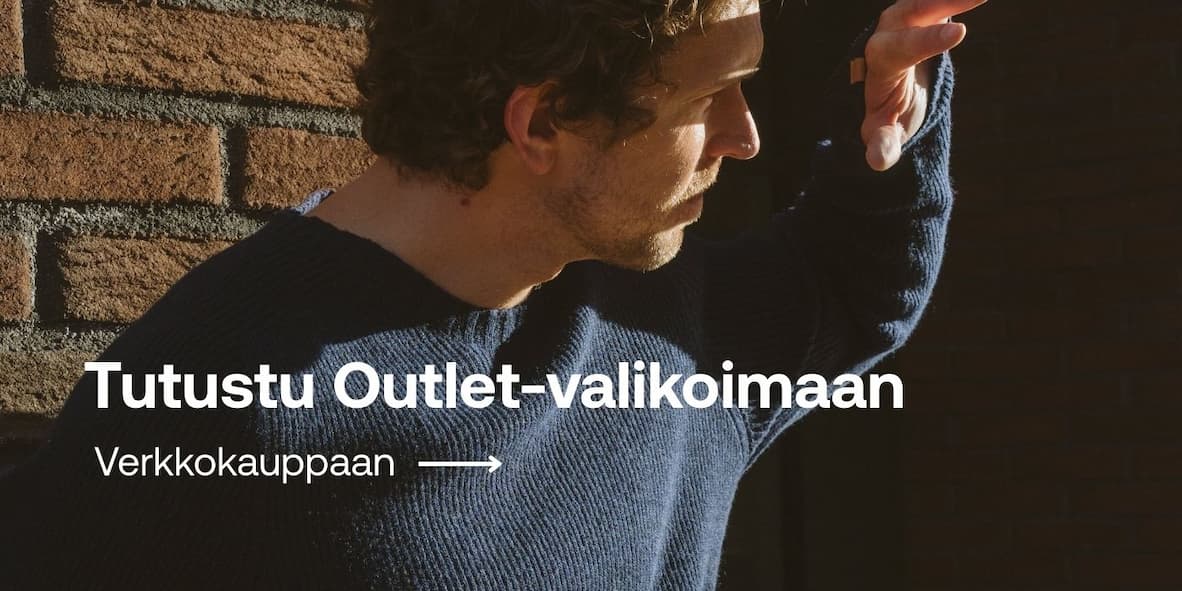 Kuva miehestä Suomessa valmistettu sininen merinovillapaita päällä. Kuvassa teksti Tutustu Outlet-valikoimaan.