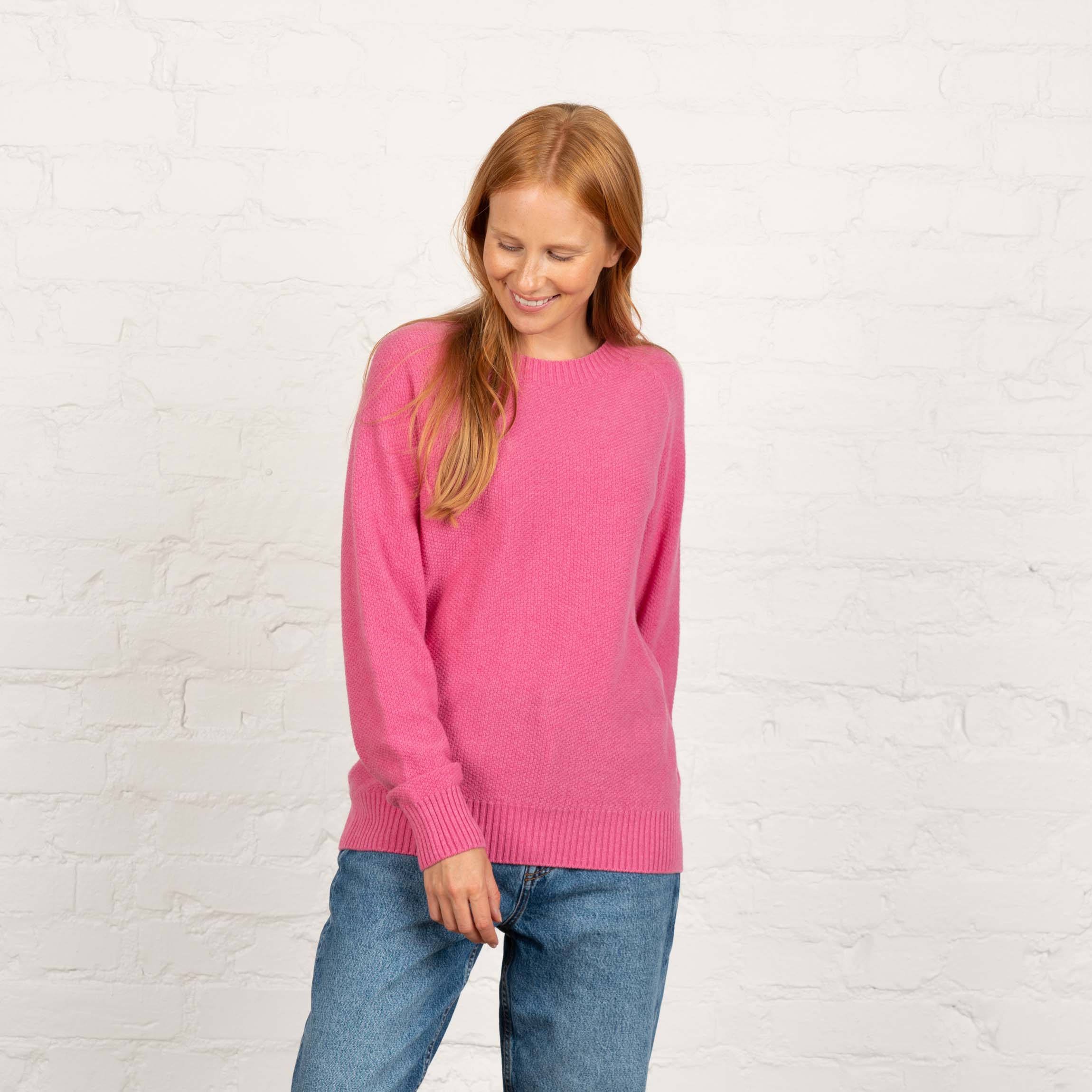 Image of Kuohu naisten merinoneulepusero - pioninpunainen