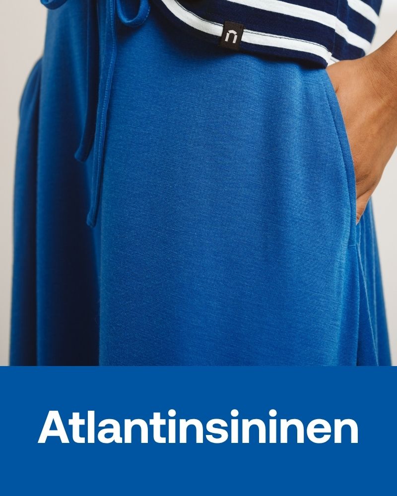 Atlantinsininen Nelli hame naisen päällä lähikuvassa.