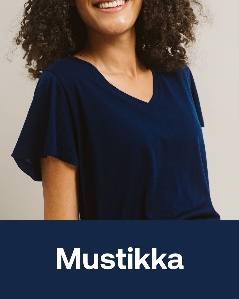 Mustikan värinen Ava t-paita naisen päällä.