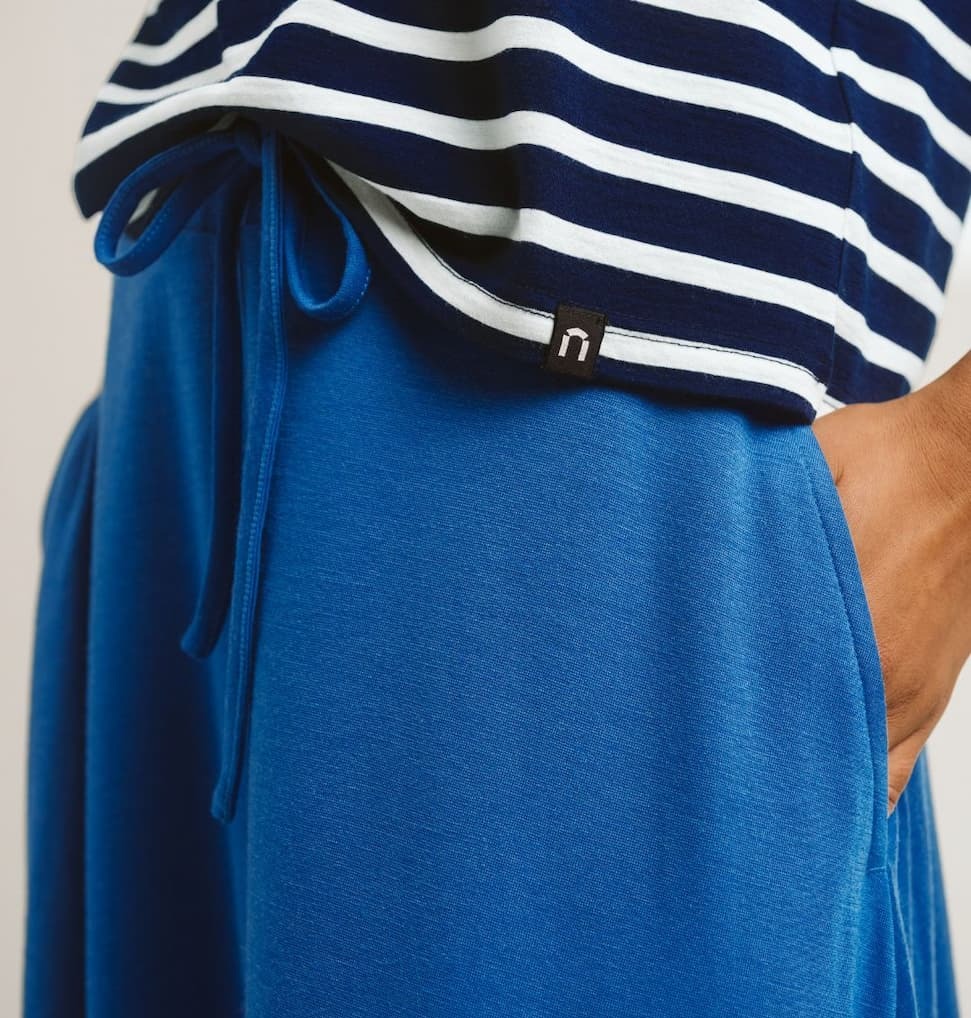 Nelli hame värissä Atlantinsininen.