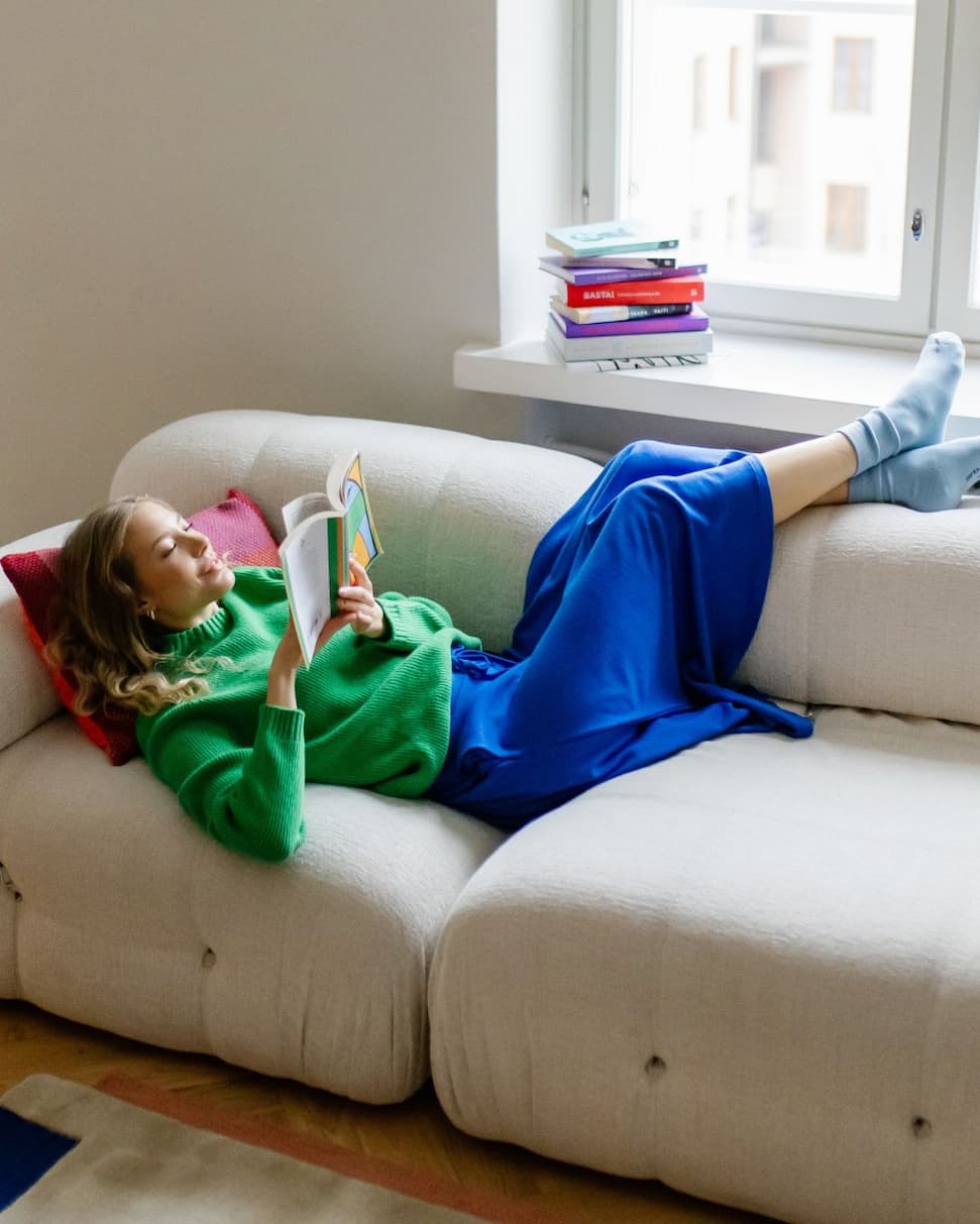 Kuva naisesta joka makaa sohvalla Nelli hame päällä.