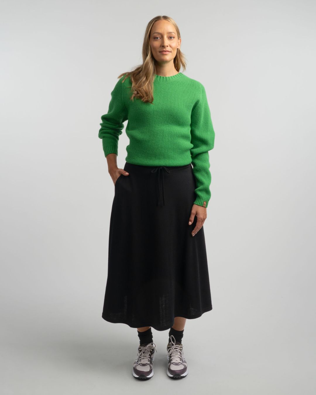 Nelli hame värissä Musta.