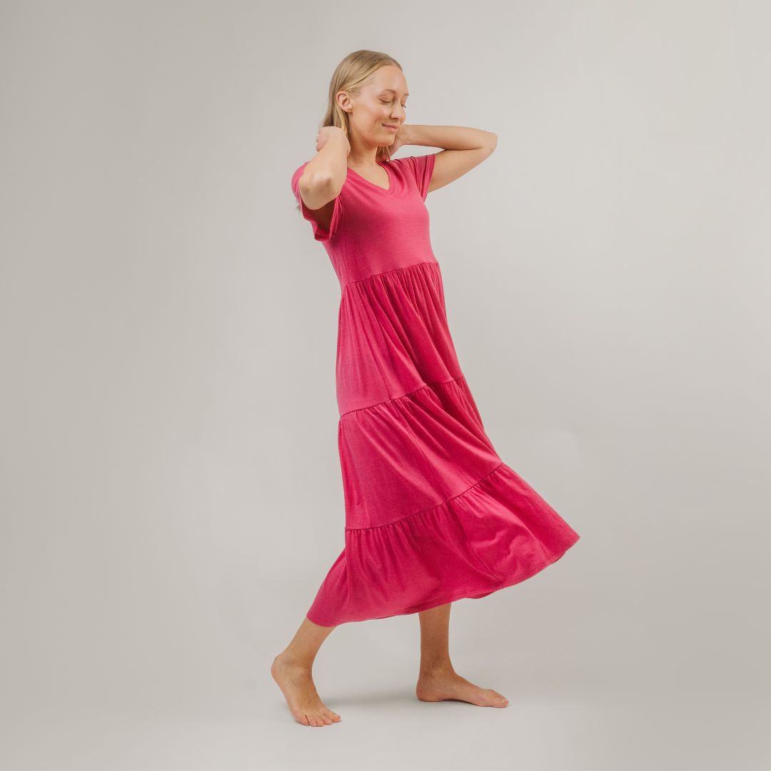 Uutuus Lily pinkki merinomekko naisen päällä, jossa mekon helma hulmuaa. 