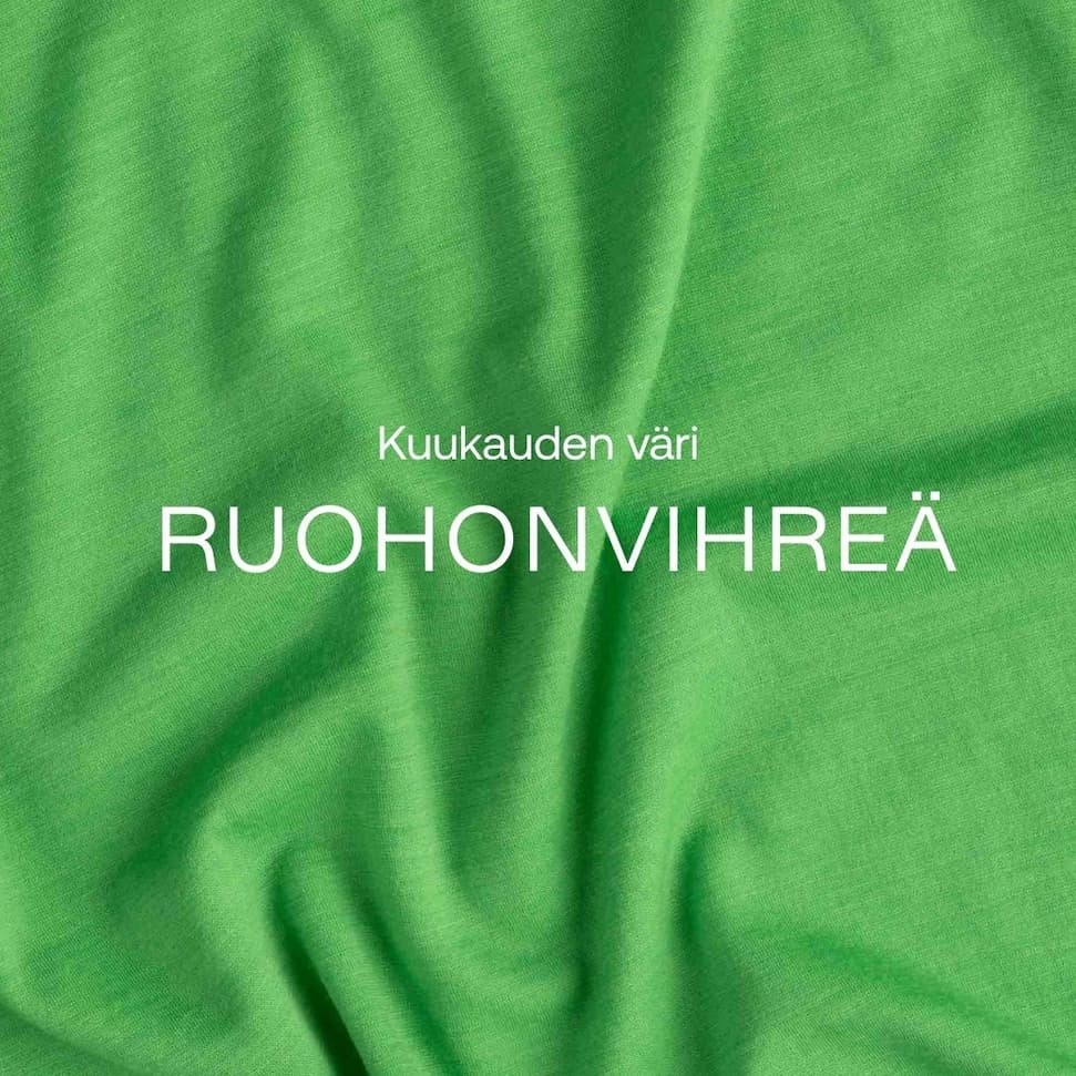 Lähikuva Ruohonvihreästä merinovillaisesta paidasta. Teksti: Kuukauden väri - Ruohonvihreä.