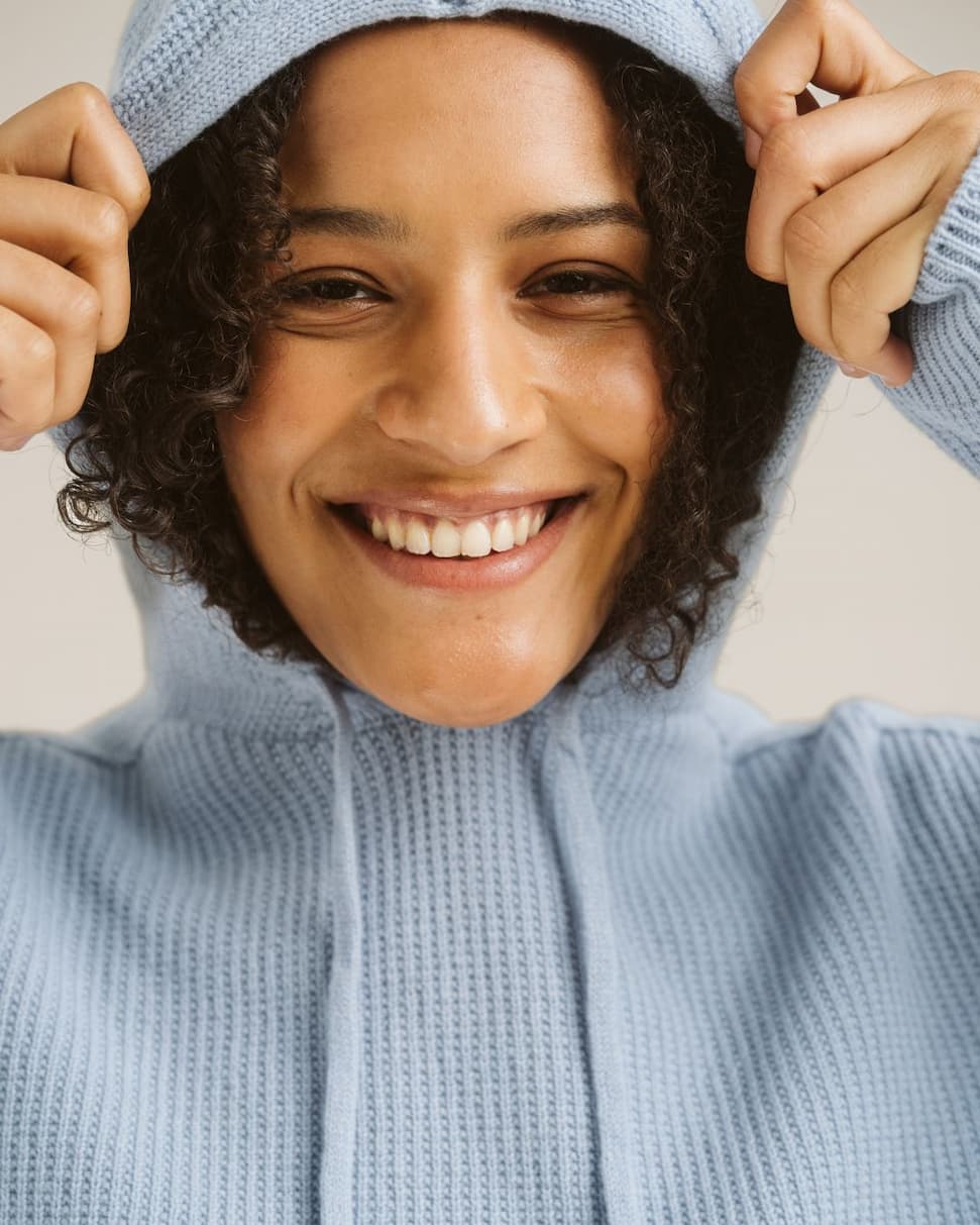 Video kevään uutuuksista. Värikkäitä t-paitoja, hameita, mekkoja ja shortseja merinovillasta naisille ja miehille.