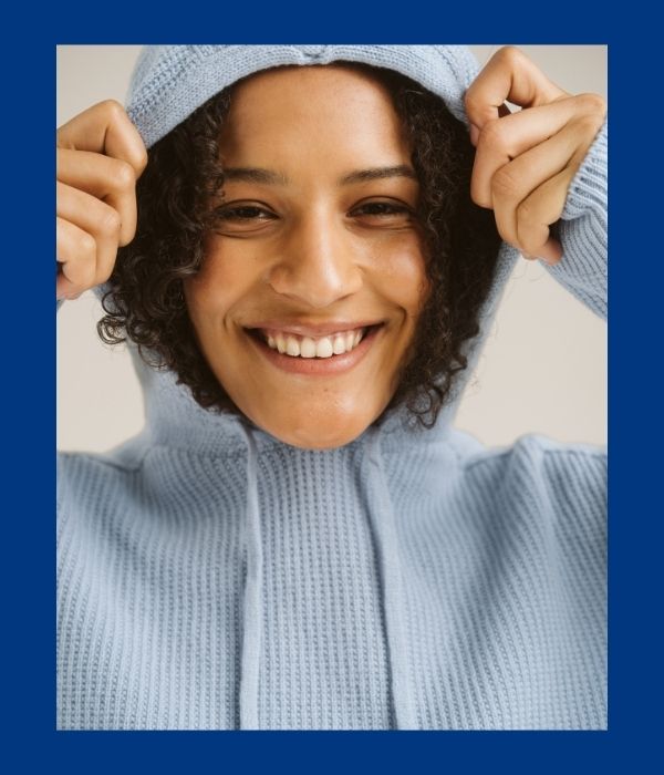 Vaaleansininen Virta huppari naisen päällä.