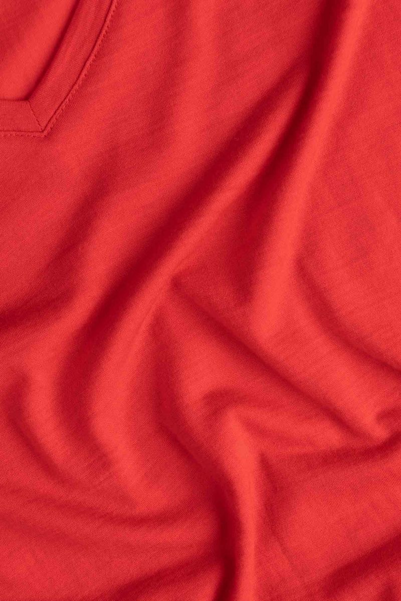 Lähikuva unikonpunaisesta Eva merino t-paidasta