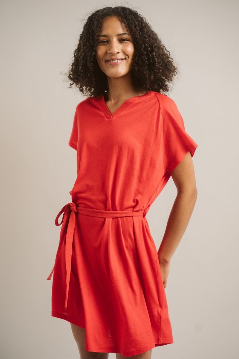 Unikonpunainen Malva naisen päällä.