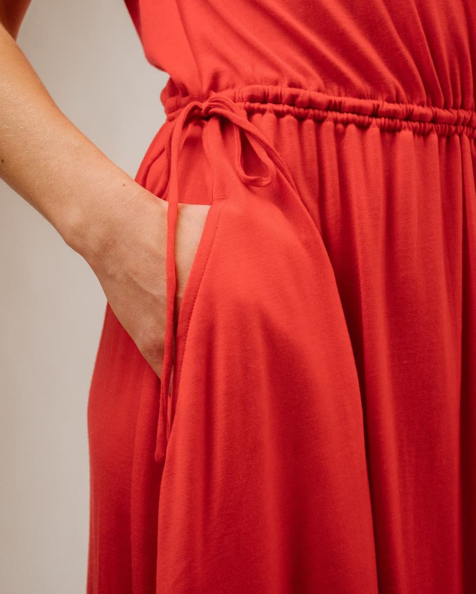 Video kevään uutuuksista. Värikkäitä t-paitoja, hameita, mekkoja ja shortseja merinovillasta naisille ja miehille.