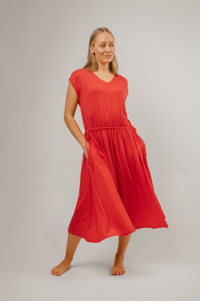 Unikonpinainen Iris mekko naisne päällä.