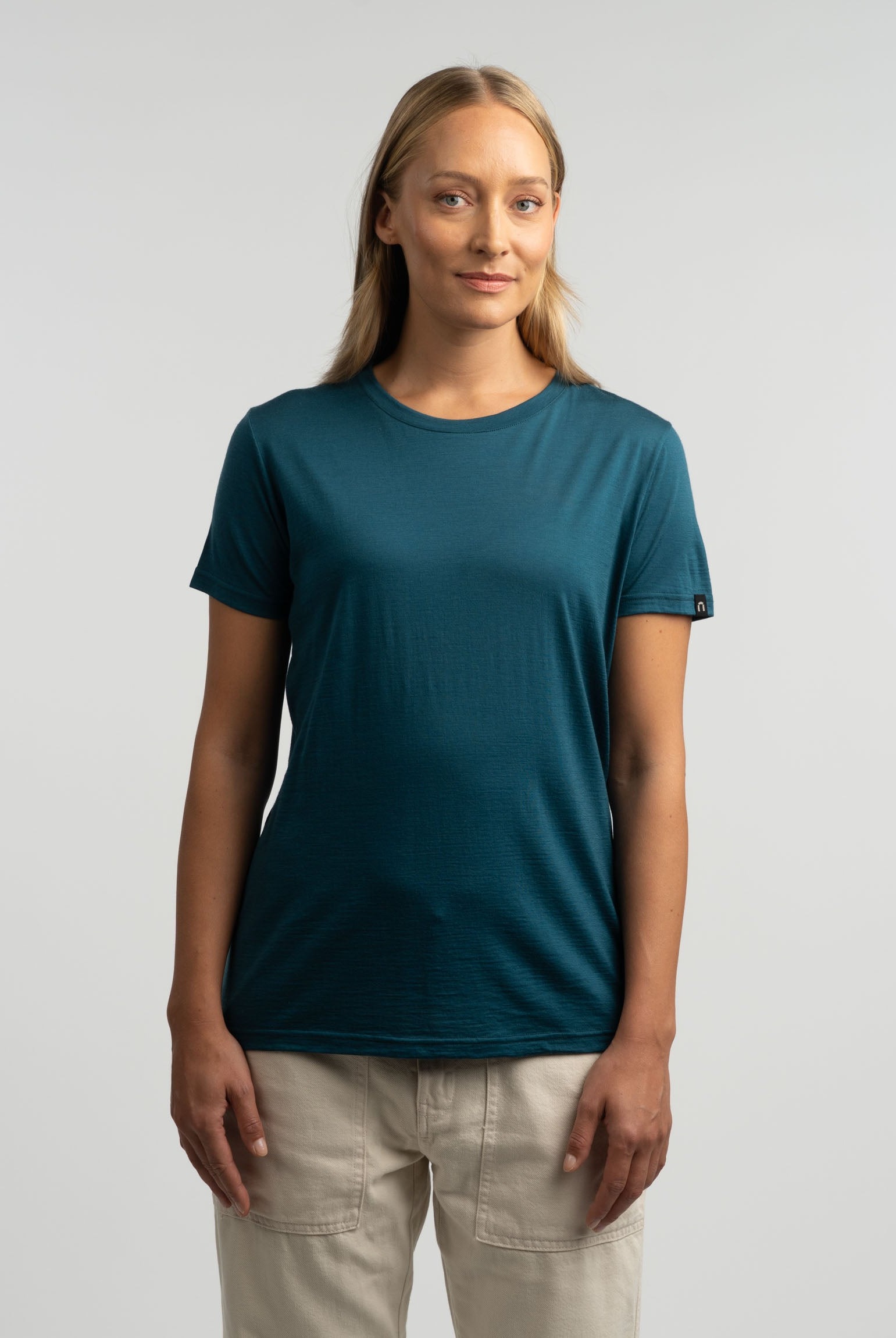 Sinivihreä Lisa t-paita mallin päällä.