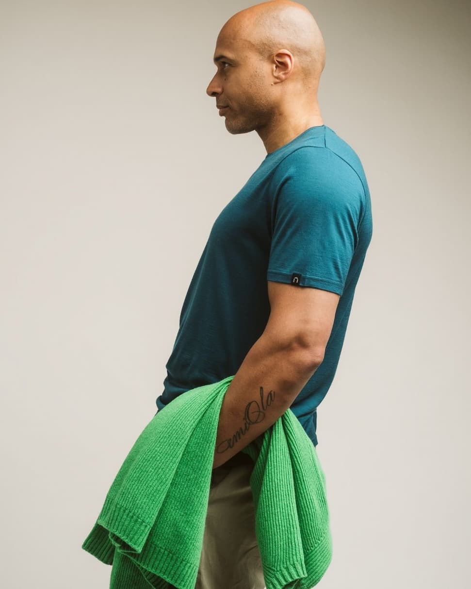 Video kevään uutuuksista. Värikkäitä t-paitoja, hameita, mekkoja ja shortseja merinovillasta naisille ja miehille.