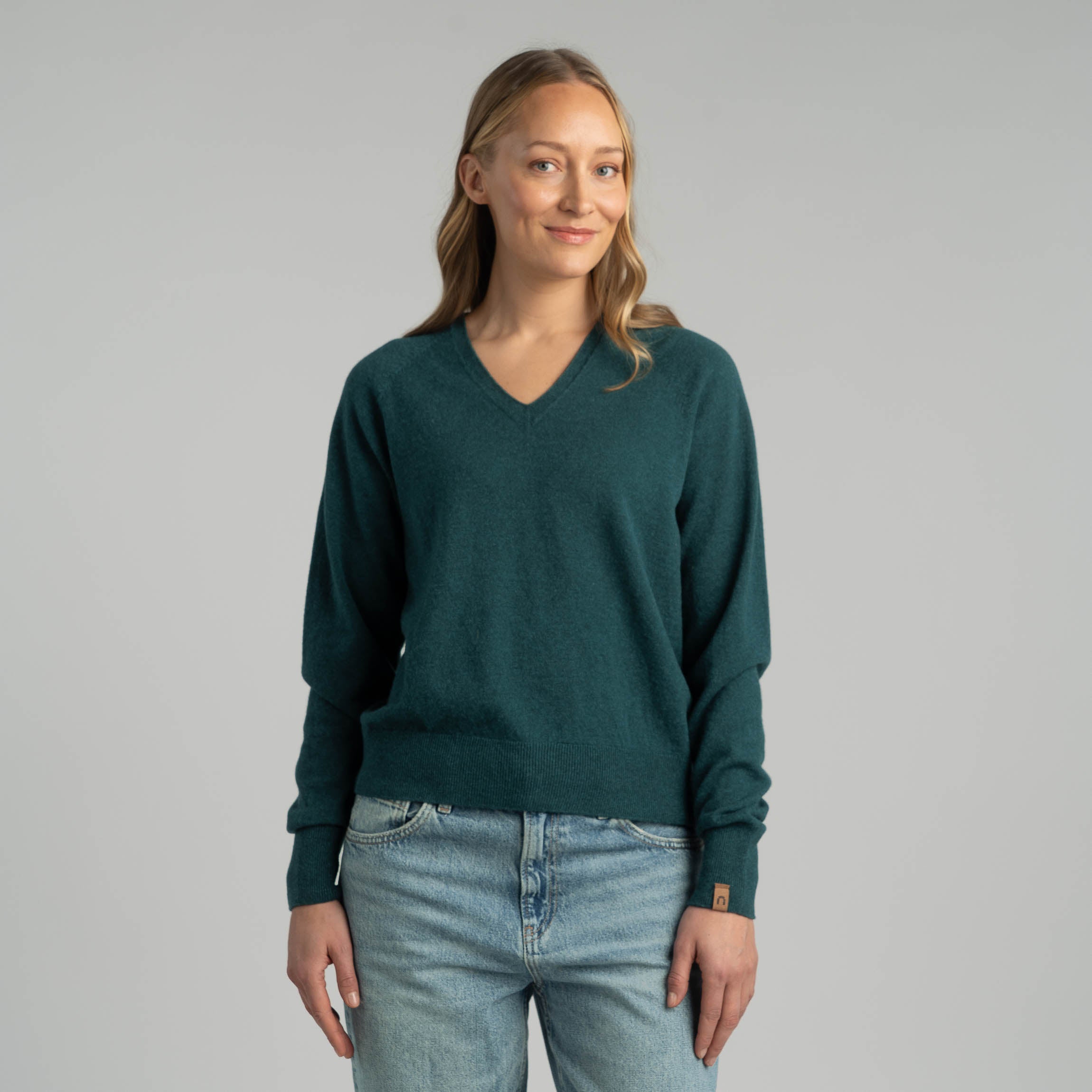 Image of Kide naisten v-neck merinoneulepusero - riikinkukon sininen