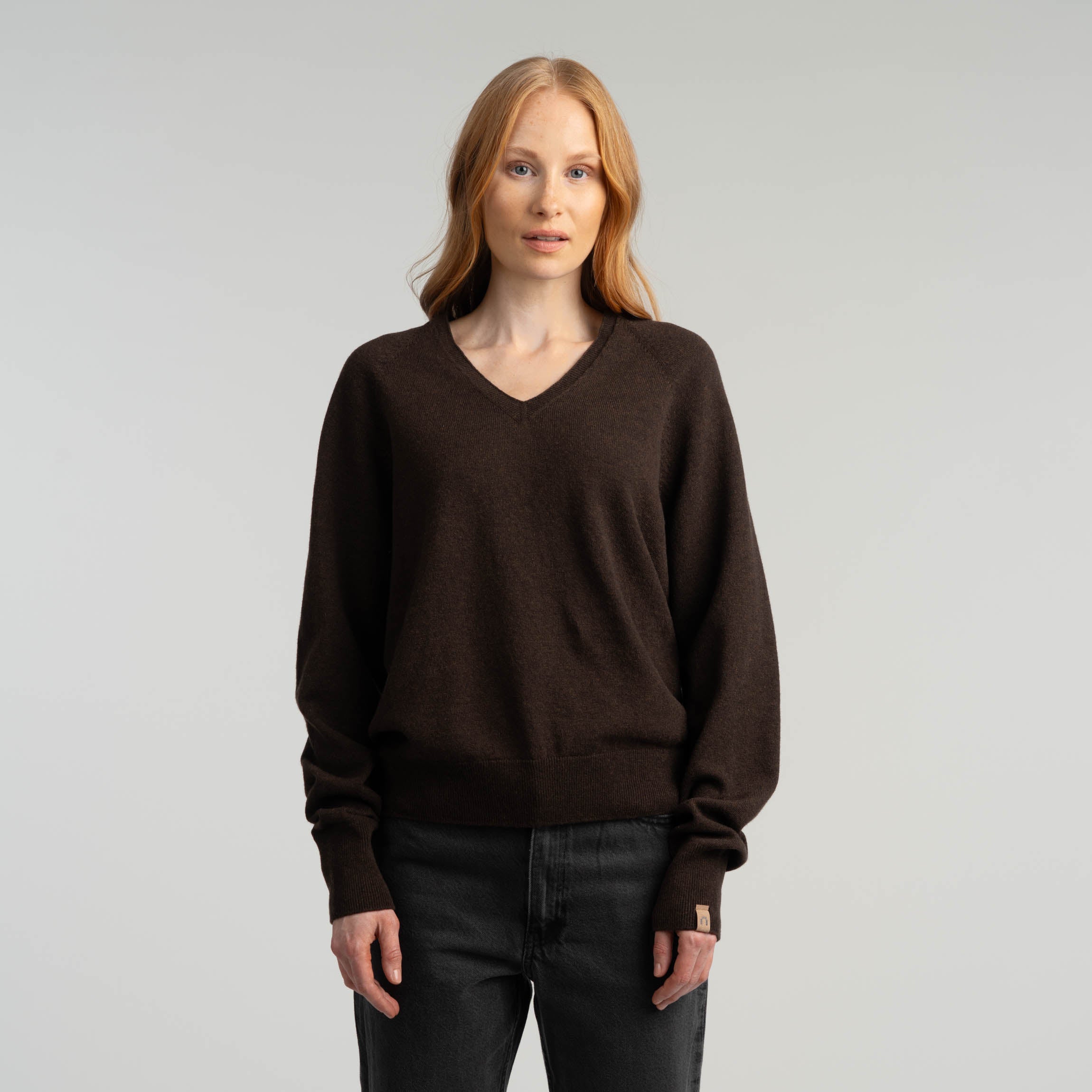 Image of Kide naisten v-neck merinoneulepusero - kahvi