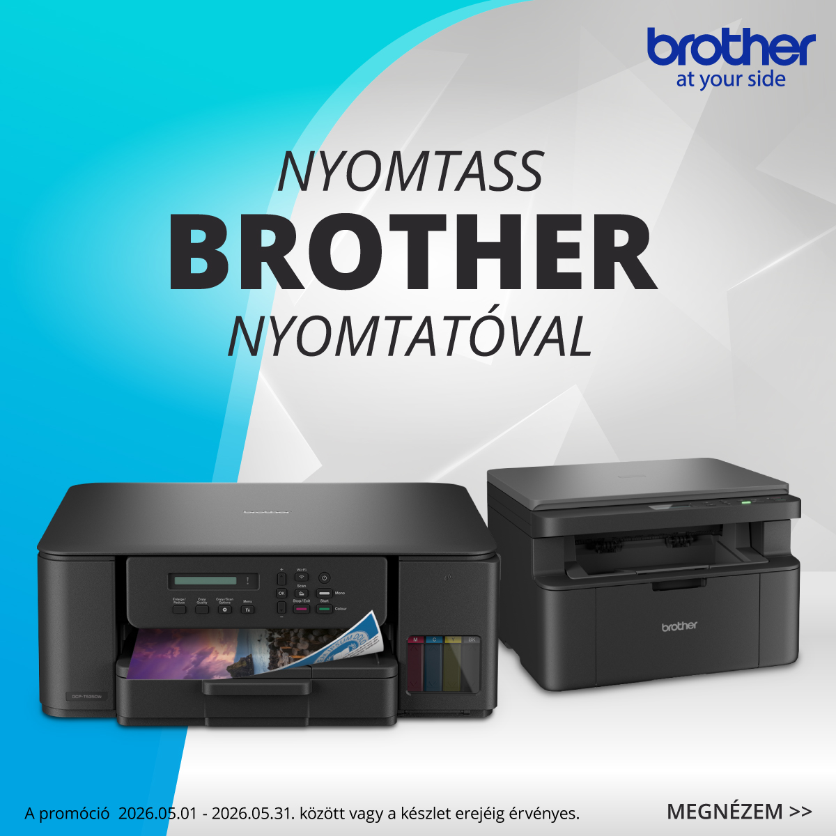 Két fekete Brother multifunkciós nyomtató promóciós banneren, „Nyomtass Brother nyomtatóval” felirattal és promóciós időszakkal