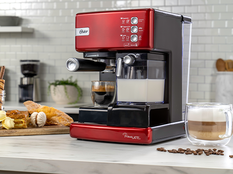 Cafetera Automática PrimaLatte™ Oster®, de Espresso Cappuccino y Latte, de 15 Bares, con Depósito de Leche Desmontable, Roja, BVSTEM6603R