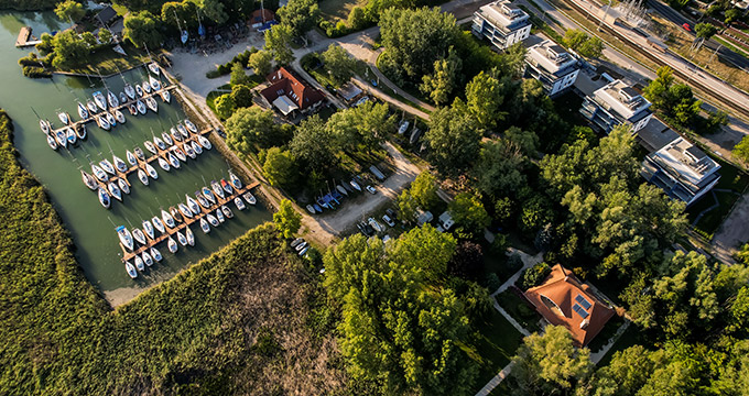 Balatonfűzfő központi vízparti zöldövezetébe