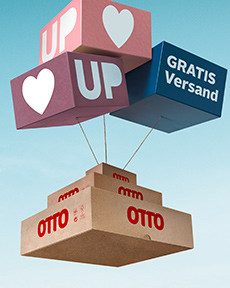 Mehrere Pakete schweben im Himmel, darunter ein braunes Paket mit dem Aufdruck "OTTO", eins mit der Aufschriften "UP" und eins mit "GRATIS Versand".