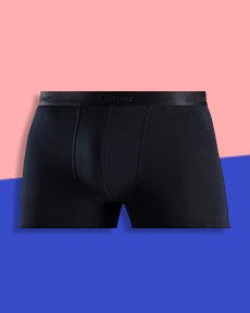 Eine schwarze Unterhose ist vor einem pink-blauen Hintergrund abgebildet.