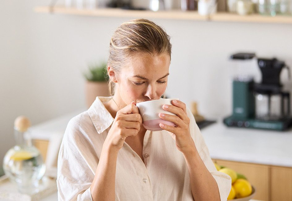 Frau genießt einen Kaffee