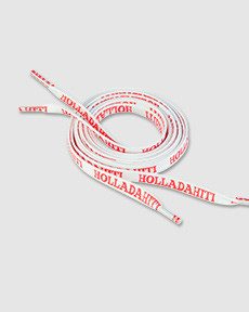 Schnürsenkel mit dem Aufdruck „HOLLA DAHITI“.