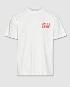 Weißes T-Shirt mit rotem Aufdruck „HOLLA DAHITI“.