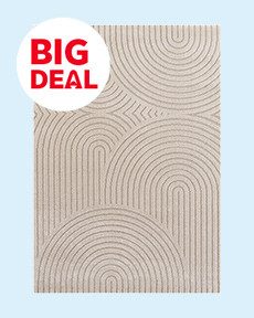 Ein Teppich mit einem gewellten Muster in Beige, versehen mit einem roten "BIG DEAL"-Störer.