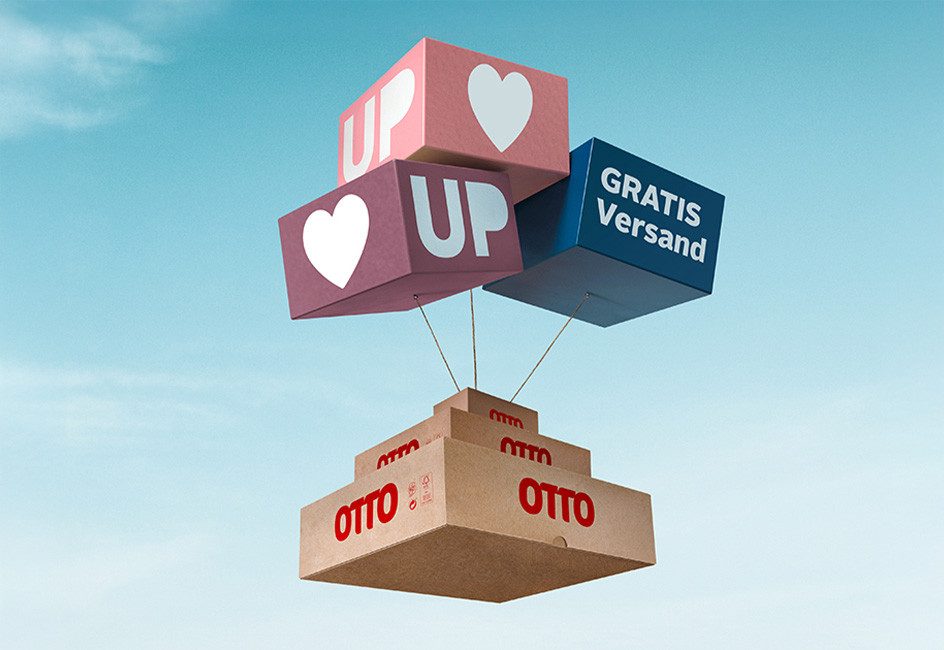 Drei OTTO-Pakete in verschiedenen Größen, die von eckigen Luftballons, auf denen "UP" und "Gratis Versand" stehen, getragen werden.