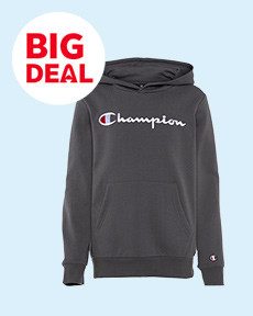 Dunkelblauer Kaputzensweatshirt auf hell blauem Hintergrund. Im Vordergrund ein weißer Kreis mit dem Text „BIG DEALS“.