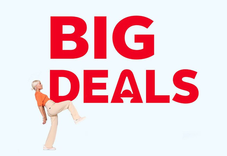 Der Schriftzug „BIG DEALS“ auf hellblauem Hintergrund wird von einer Person mit dem Knie gehalten.