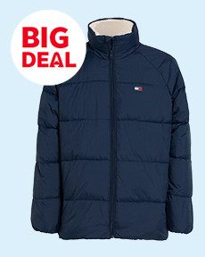 Blaue Steppjacke auf hell blauem Hintergrund. Im Vordergrund ein weißer Kreis mit dem Text „BIG DEALS“.