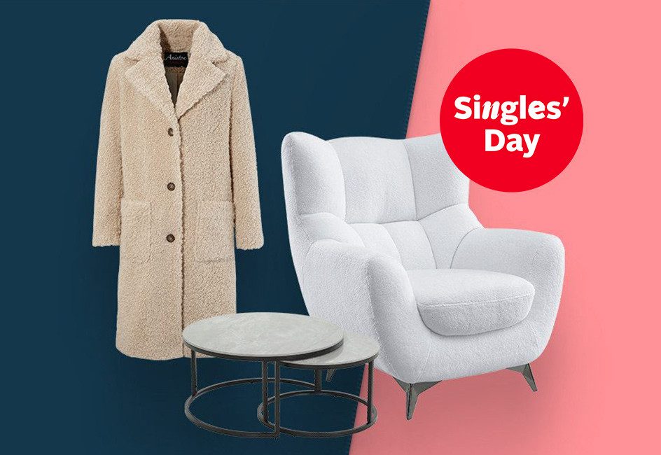 Mantel in Beige, weißer Sessel und Couchtisch mit Marmorplatte. Roter Störer mit Text „Singles Day“.