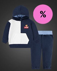 Blauer Kinder-Hoodie und Jogginghose mBlauer Kinder-Hoodie und Jogginghose mit weißem Detail und rosa Prozentzeichen im Kreis auf grauem Hintergrund.it weißem Detail und rosa Prozentzeichen im Kreis