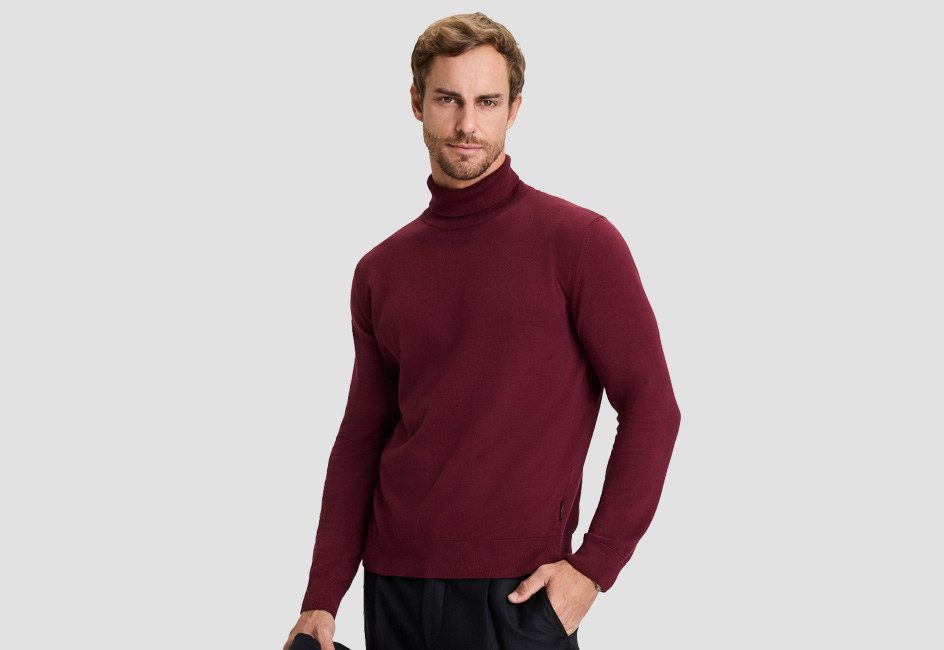 Mann in rotem Rollkrankragen Pullover