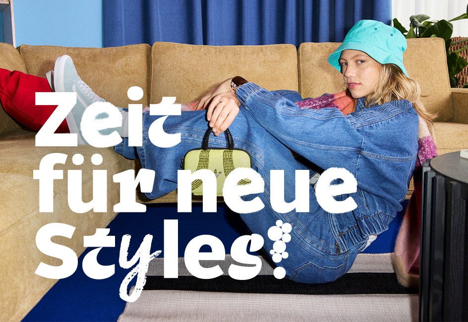 Eine junge Frau, die lässig neben einem Sofa sitzt. Daneben der Schirftzug "Zeit für neue Styles!".