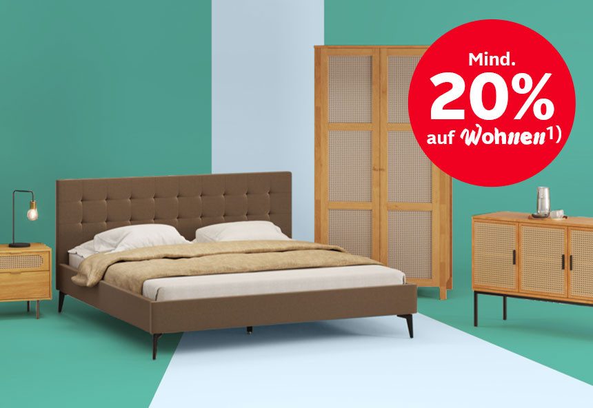 Text mit „Mind. 20% auf Wohnen“ in einem roten Kreis, neben einem Schlafzimmer mit braunem Bett und Möbeln auf grünem Hintergrund.